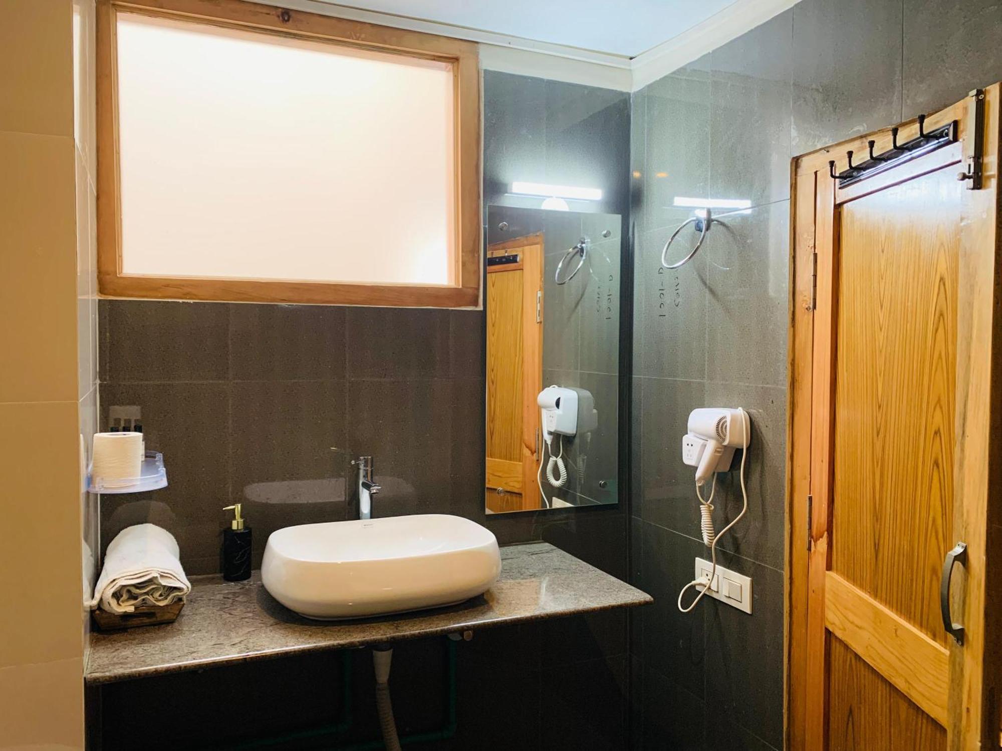 The Bulevar - Whispering Willows Hotel Sissu Buitenkant foto